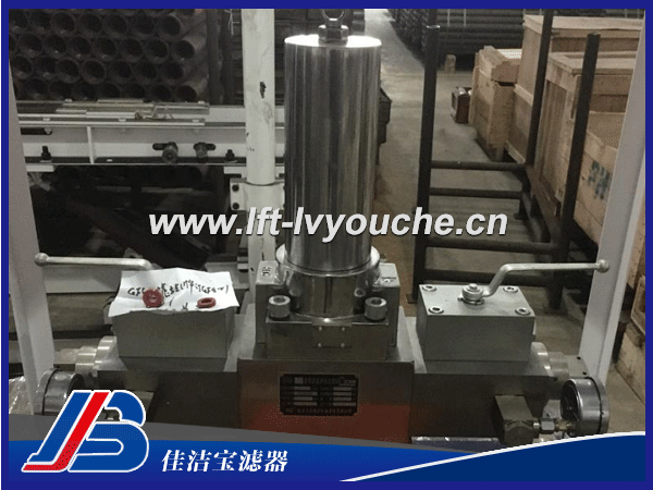 GFG-IV型高壓反沖洗過濾站： GFG-IV型高壓反沖洗過濾站是我公司結合乳化液泵站的布置特點及煤礦實際工況，研制開發的一種高壓、大流量的過濾裝置。它可以安全、快速、可靠的對乳化液泵輸出的高壓大流量液體進行精密過濾，從而大大降低了綜采工作面支架液壓系統及其它系統的故障率。該反沖洗過濾裝置具有定時自動清洗濾芯、濾芯污染度檢測超標時自動清洗濾芯及手控清洗濾芯功能。并能在不影響正常供液、無需解體的情況下對過濾裝置的濾芯進行反向清洗，清洗下來的污物通過專用通道排出。反沖洗過濾裝置的使用，大大降低了綜采工作面液壓支架因活塞桿拉傷、閥芯卡死而引起的故障，提高了用液設備的可靠性。同時解決了因濾芯堵塞需更換濾芯的難題。   應用范圍： GFG-IV型高壓反沖洗過濾站是為適應我國煤炭生產向高產高效方向發展的需要而設計，主要用于對煤礦井下乳化液泵站輸出的高壓大流量液體的過濾，向液壓支架提供清潔的動力源。也可用于地面及其它液壓設備。  技術參數： 公稱流量：1260 L/min 公稱壓力：40 MPa 工作介質：乳化液或水 過濾精度：30 μm  新鄉市佳潔寶濾器廠家主打產品類型： 1、高精度濾油車：LYC-B高精度濾油車(三級高精度濾油機） 2、便移式濾油車：LYC-A便移式濾油車、LUC精細濾油車、LUCD精細濾油車 3、便攜式濾油車：BLYJ便攜式濾油車、手提式濾油車 4、箱式移動濾油車：LYC-C濾油車 5、其他濾油車：賀德克濾油車、PALL頗爾濾油車 6、除塵器：自潔式空氣過濾器、濾筒除塵器、濾袋除塵器、焊煙凈化器、脈沖除塵器、UV光氧、活性炭吸附箱、濾筒、空氣濾芯、濾袋。 7、全自動自清洗過濾器：立式自清洗過濾器、臥式自清洗過濾器、直角式自清洗過濾器 8、精密過濾器：保安過濾器、袋式過濾器 9、油過濾器：YPM中高壓管路過濾器、YPH高壓過濾器、PHB高壓管路過濾器、PMA中壓管路過濾器、PLA低壓過濾器 10、水濾芯：大流量水濾芯（3M派克頗爾大通量濾芯）、PP熔噴濾芯、線繞濾芯、折疊濾芯、 11、液壓附件系列有：液壓空氣濾清器、液位液溫計、棒式磁性過濾器、冷卻器、濾片 新鄉佳潔寶濾油車主要應用在電力、冶金、紡織、機械加工、航空、制藥、鋼廠等行業中。 歡迎您登陸我們網站：http://m.3d-fdm.com    進行相關查詢！咨詢熱線，小崔13273734986（微信同步）。